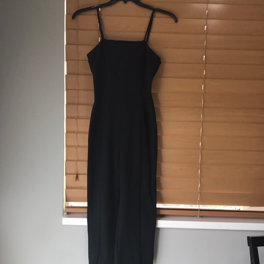 Wide leg black jumper. Adjustable straps